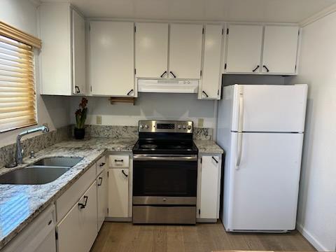 2905 Niagara, Unit 171 Turlock, CA 95382 - Photo 3 of 10 a kitchen with cabinets appliances and a sink