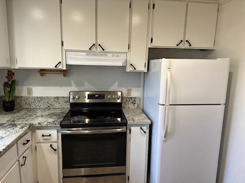 2905 Niagara, Unit 171 Turlock, CA 95382 - Photo 6 of 10 a kitchen with stainless steel appliances a stove and a refrigerator