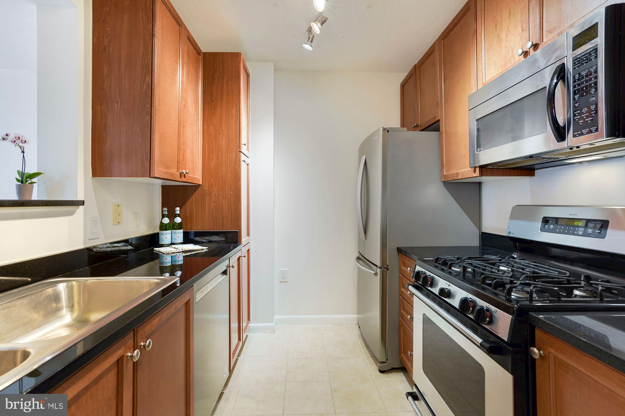 851 North Glebe Road, Unit 303 Arlington, VA 22203 - Photo 13 of 40 Stainless steel appliances