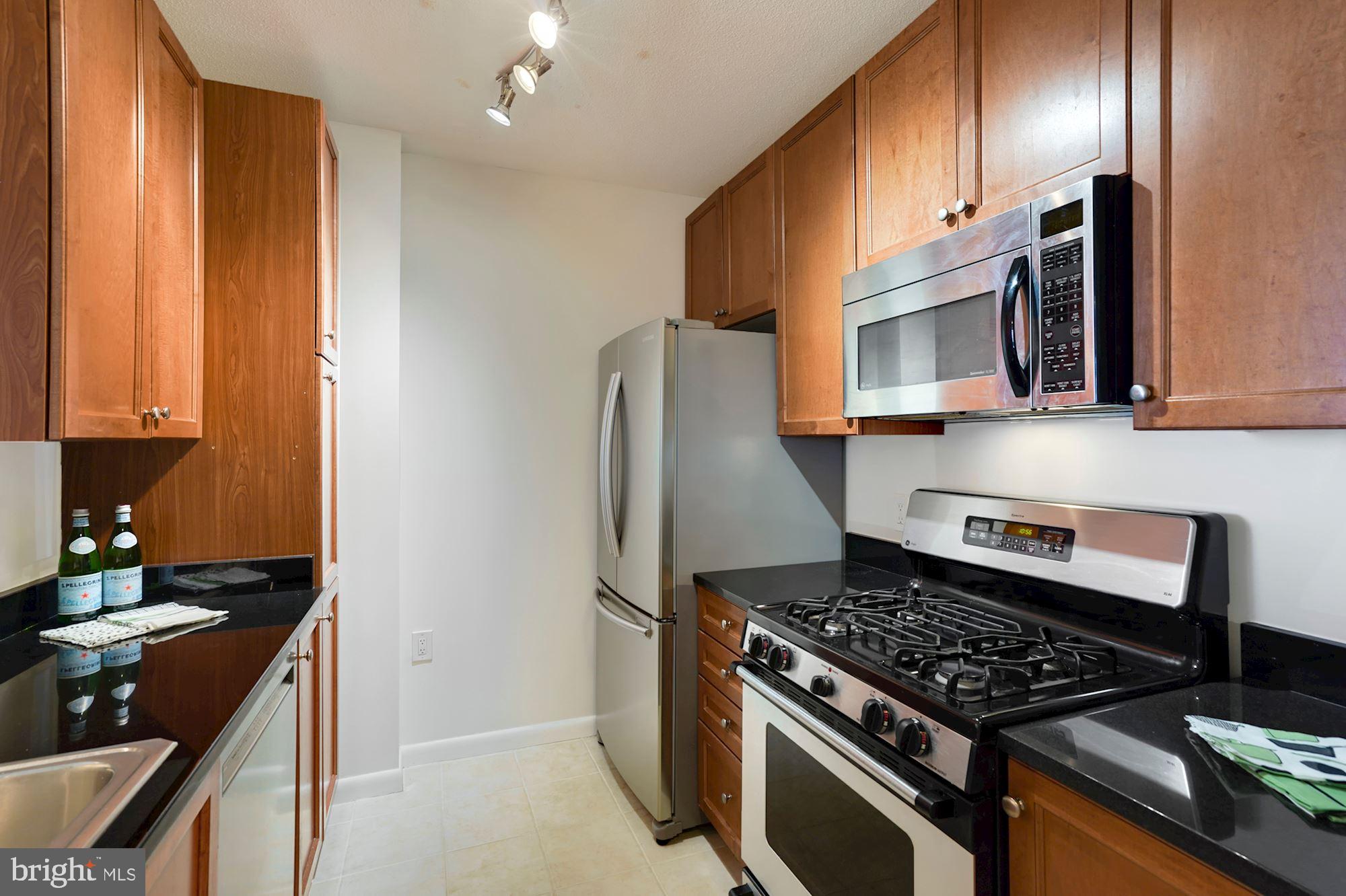 851 North Glebe Road, Unit 303 Arlington, VA 22203 - Photo 14 of 40 Gas cooking