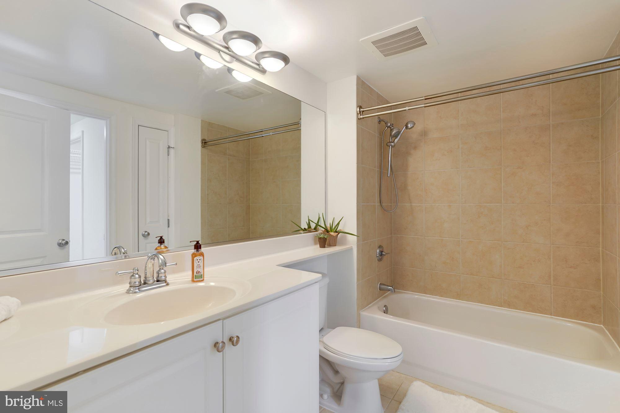 851 North Glebe Road, Unit 303 Arlington, VA 22203 - Photo 20 of 40 Large bathroom