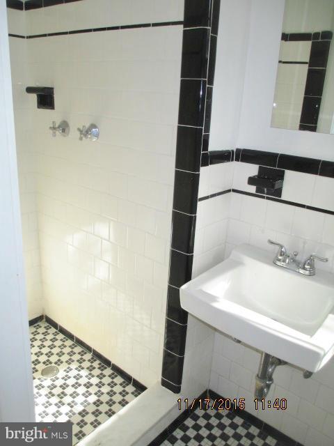 1512 Roundhill Road Baltimore, MD 21218 - Photo 8 of 14 Bath