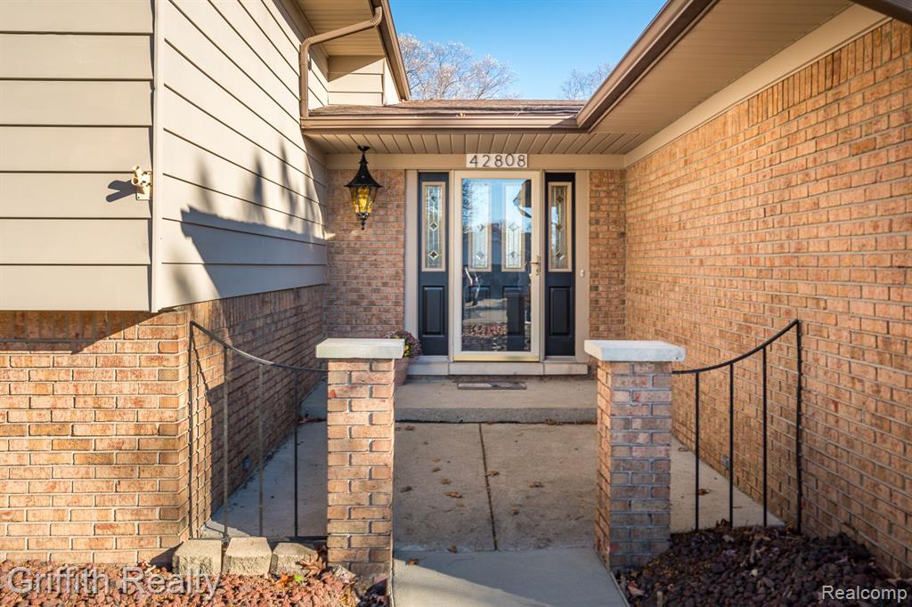 42808 Arlington Road Canton, MI 48187 - Photo 3 of 32
