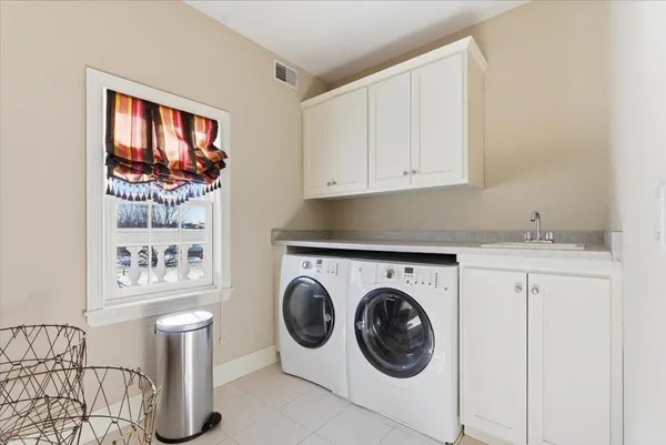 $889,000 | 805 Timothy Drive Southeast, Stewartville, MN 55976