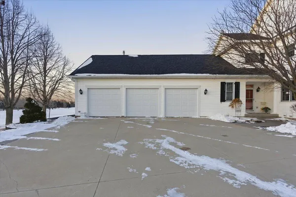 $889,000 | 805 Timothy Drive Southeast, Stewartville, MN 55976