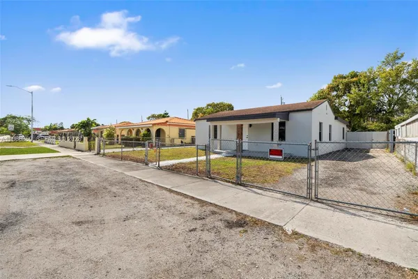 $3,300 | 1060 Pasco Jose De La Luz Y Caballero Court, Unit 1060, Miami, FL 33125