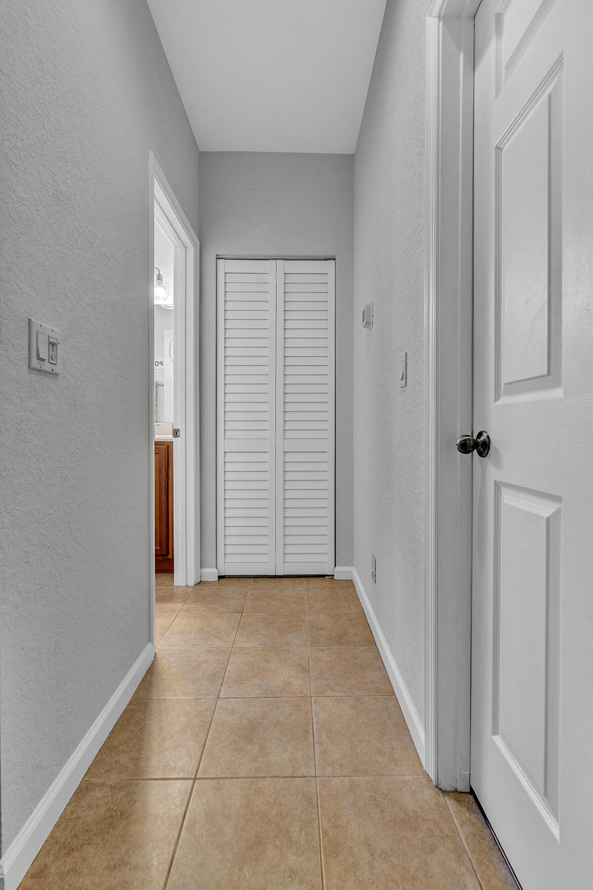 1428 West Wickham Circle, Unit A Delray Beach, FL 33445 - Photo 24 of 41 Hallway
