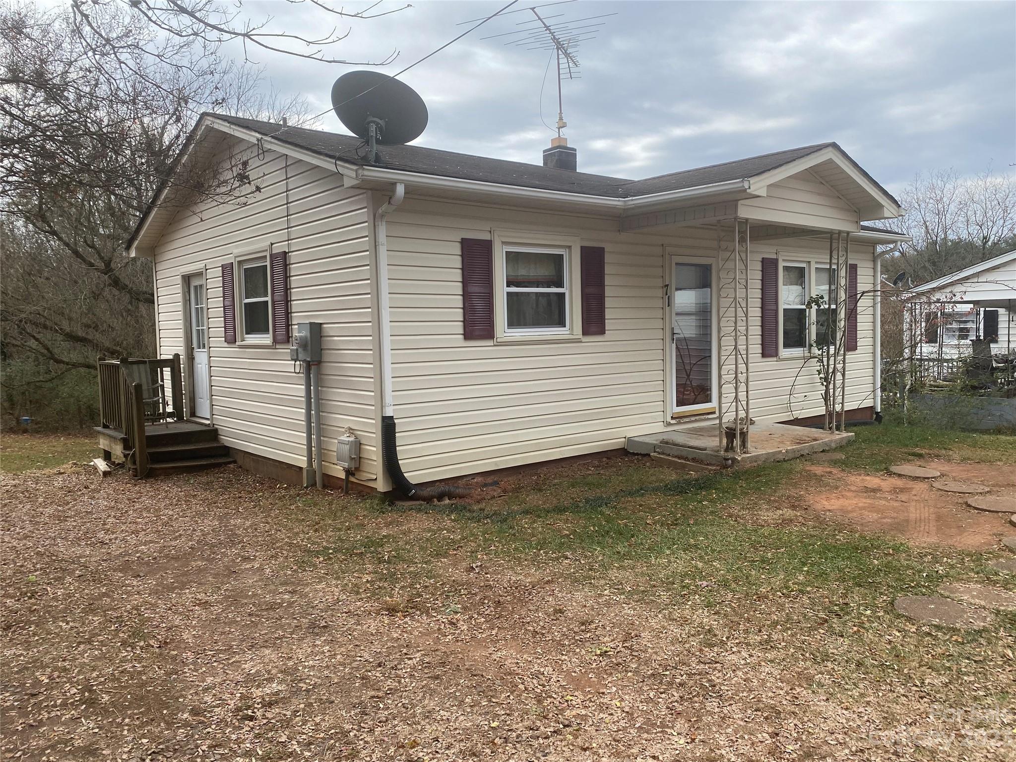 a view of a house with backyard