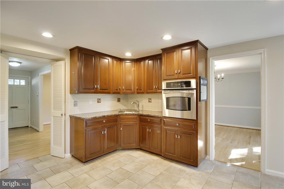 12333 Old Canal Road Potomac, MD 20854 - Photo 5 of 30 Granite countertops and stainless steel applainces