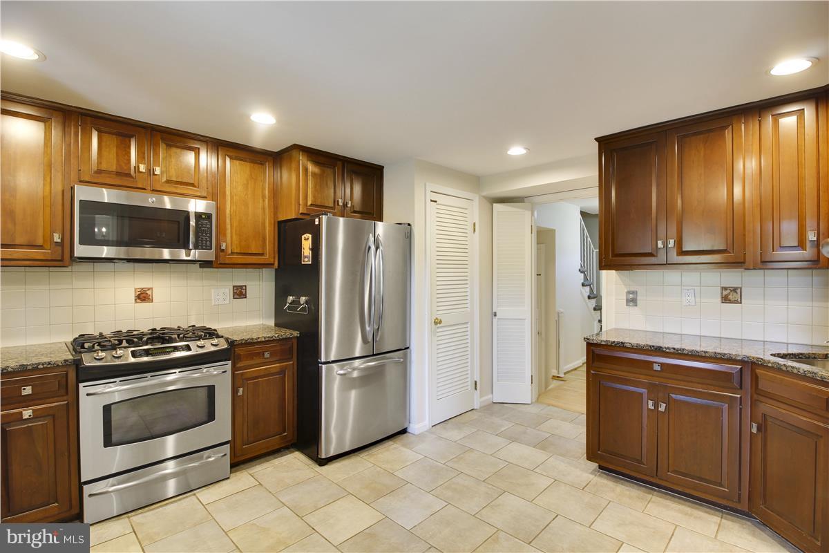 12333 Old Canal Road Potomac, MD 20854 - Photo 6 of 30 Kitchen
