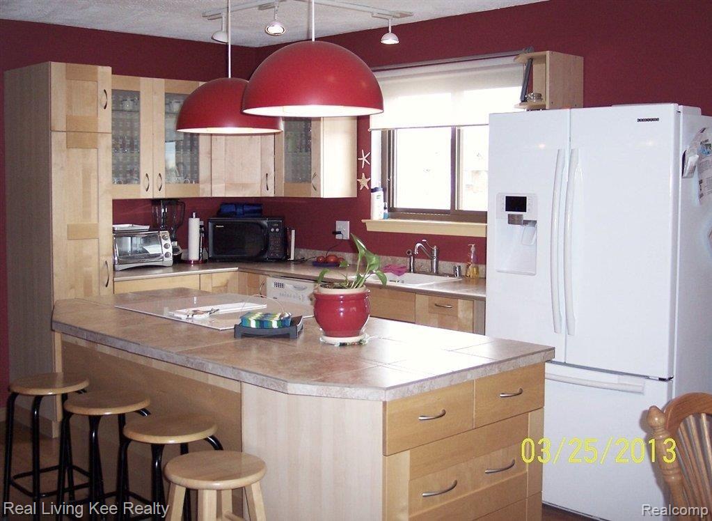 47965 Tilch Road Macomb, MI 48044 - Photo 8 of 22 Birch cabs in Kitchen