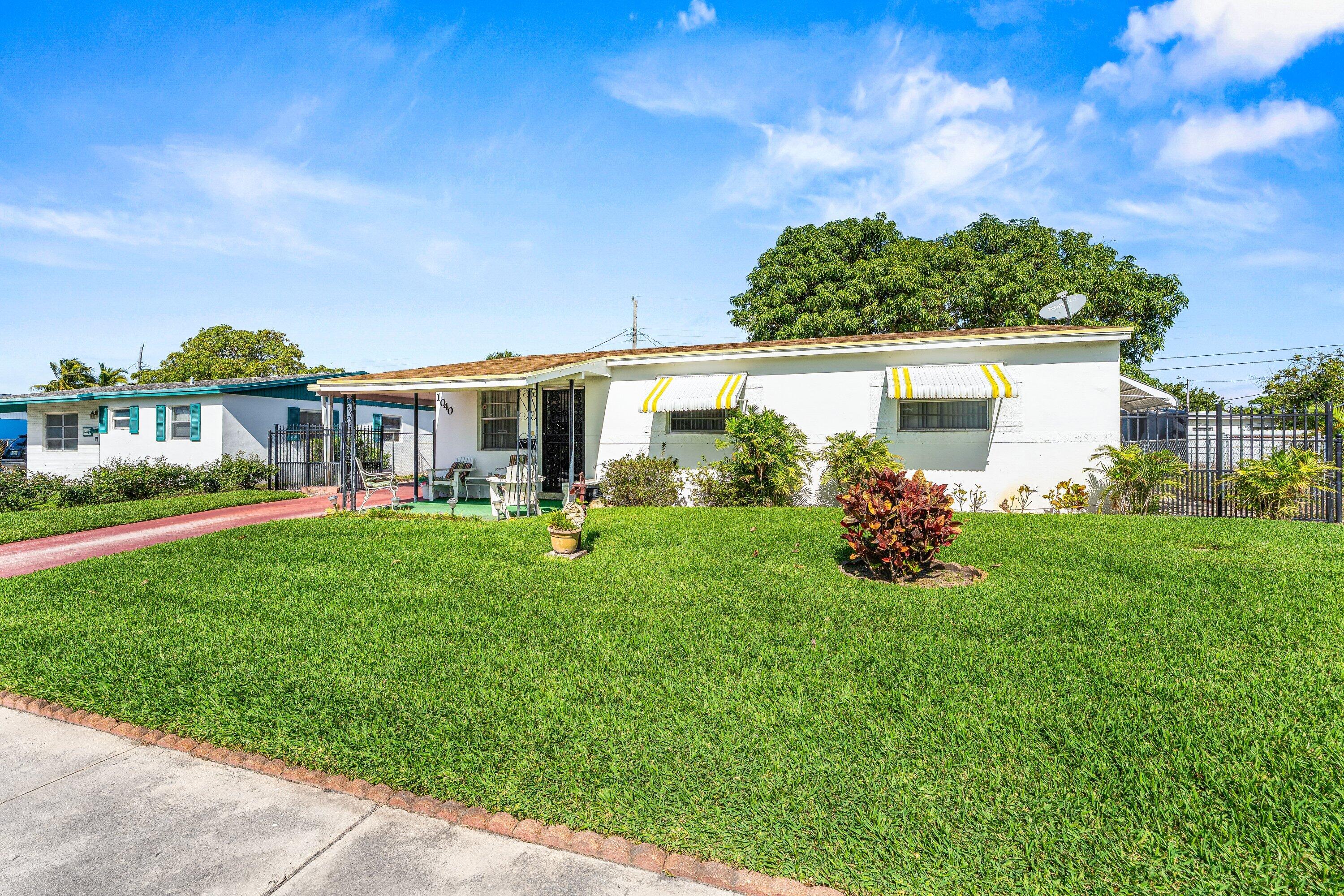 a view of house with backyard
