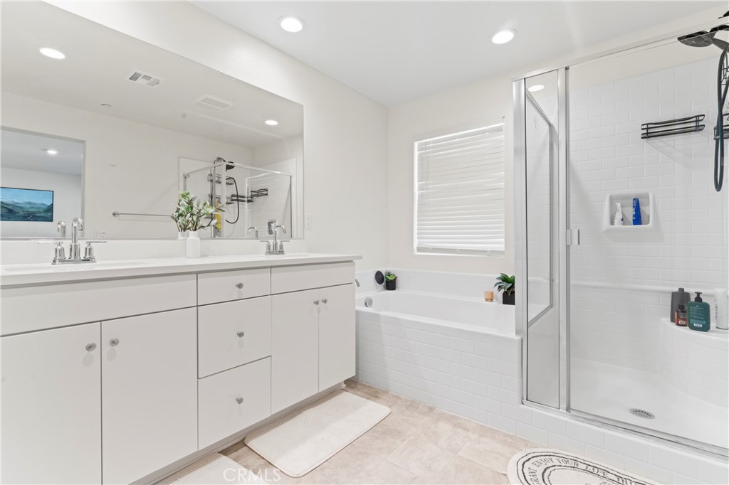 12704 Ironstone Way Moreno Valley, CA 92555 - Photo 4 of 38 a bathroom with a tub sink and mirror