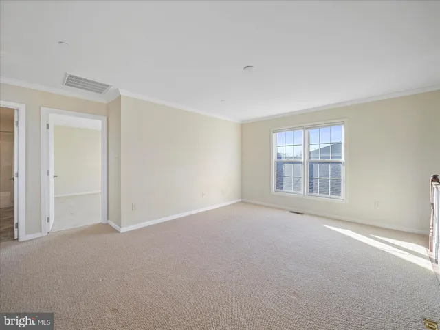 a view of empty room with a ceiling fan