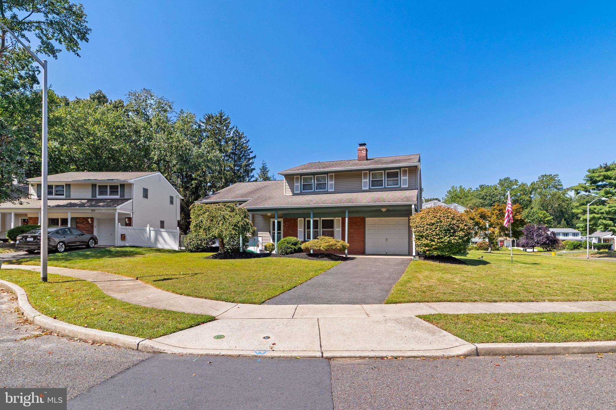 1606 Gordon Road Burlington, NJ 08016 - Photo 3 of 35 front view of a house with a garden