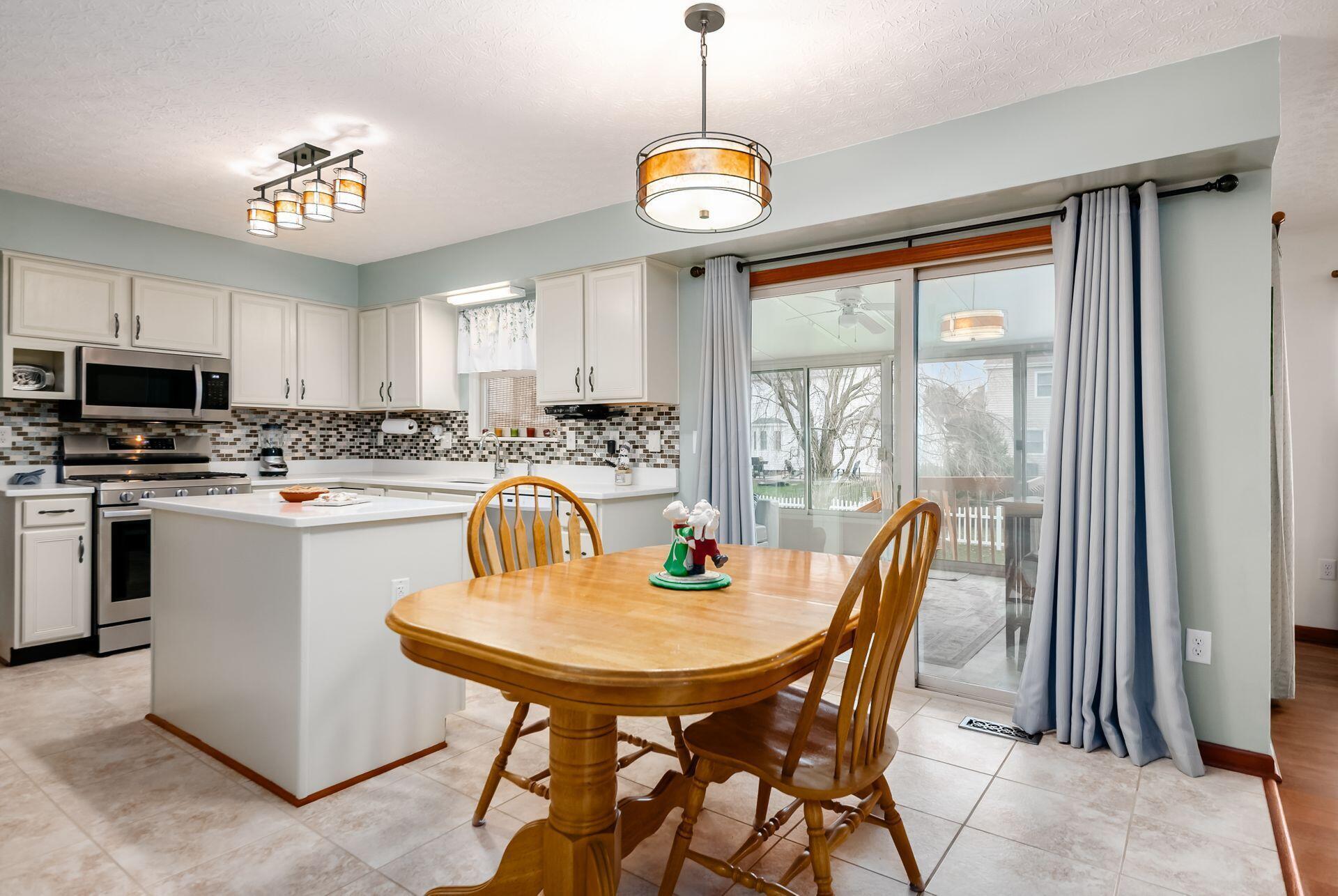 5581 Seapine Road Hilliard, OH 43026 - Photo 18 of 58 Casual Dining & Kitchen - 18'2" x 12'3"