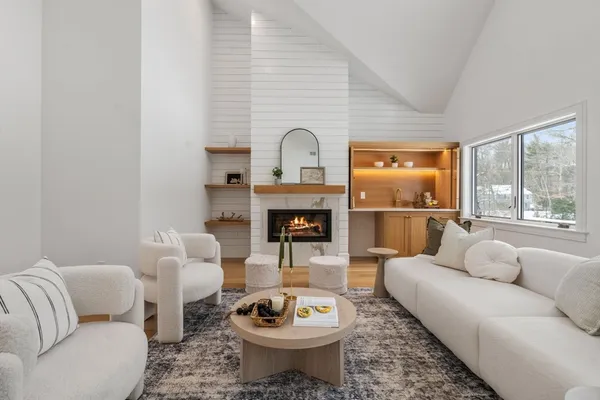 $2,450,000 | 14 Fiske Pond Road, Holliston, MA 01746