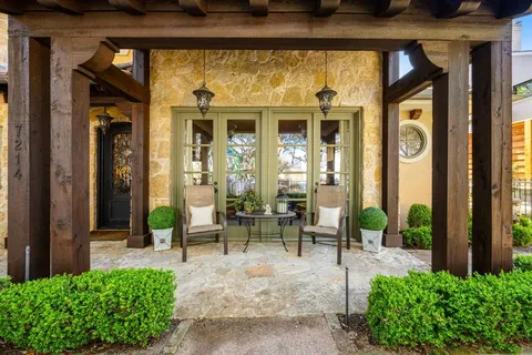 a view of garden with patio