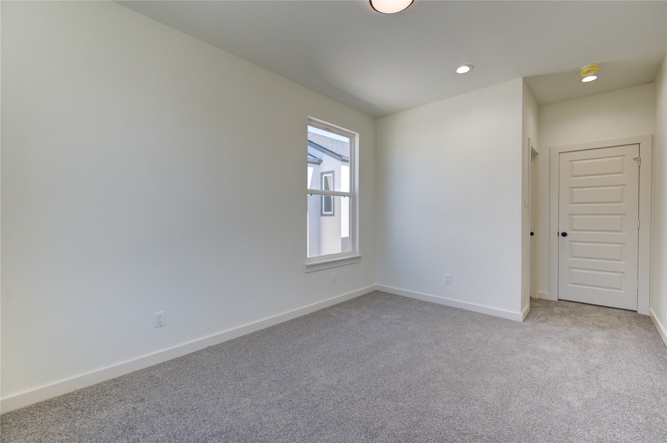 2912 El Fenice Lane Houston, TX 77057 - Photo 20 of 49 an empty room with windows and closet