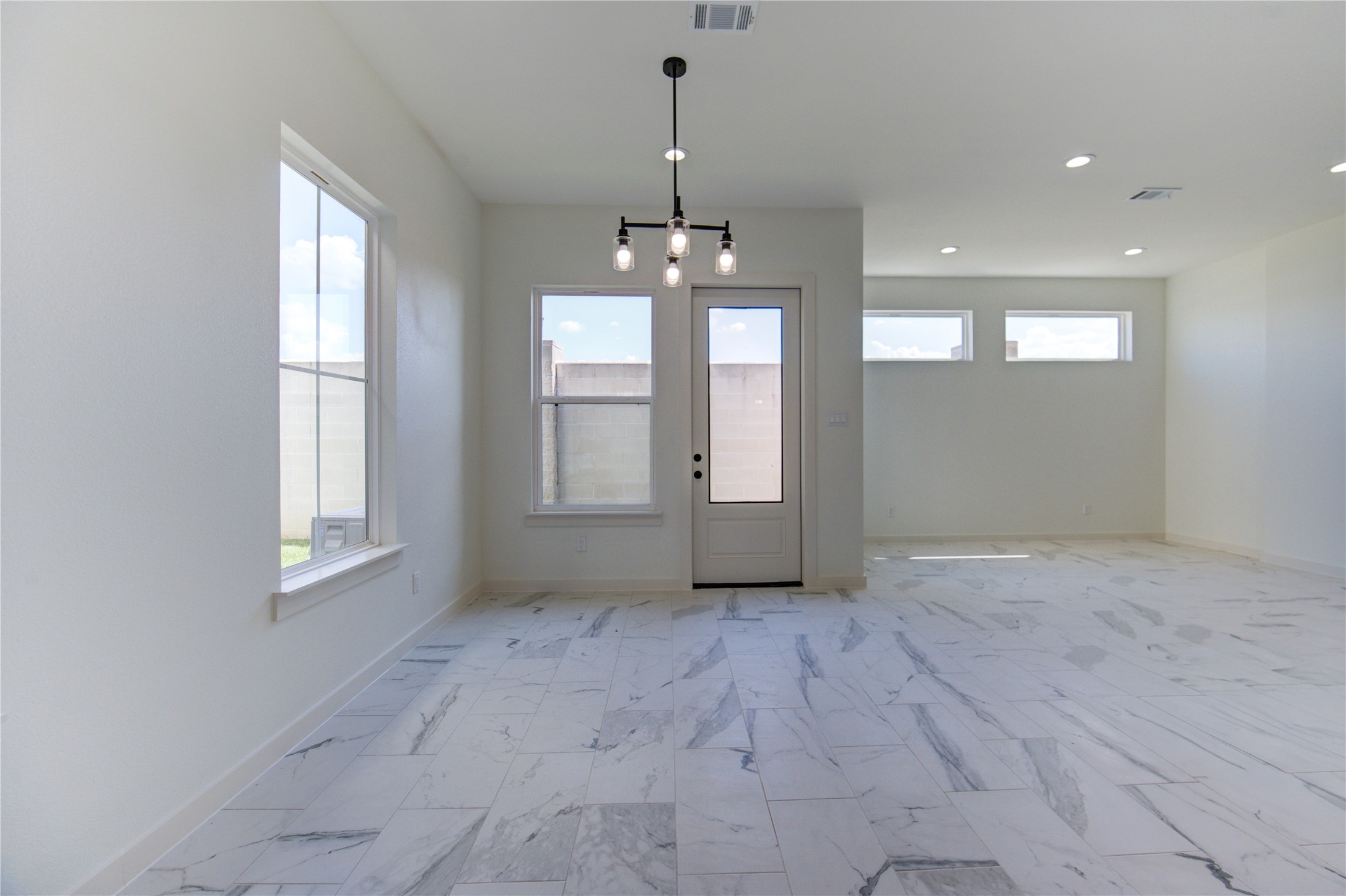 2912 El Fenice Lane Houston, TX 77057 - Photo 5 of 49 an empty room with windows and cabinet