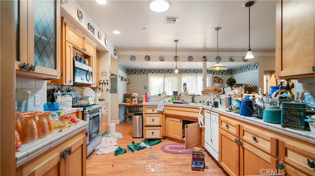 22070 Big Oak Road Cedarpines Park, CA 92322 - Photo 17 of 58 a kitchen with lots of counter top space
