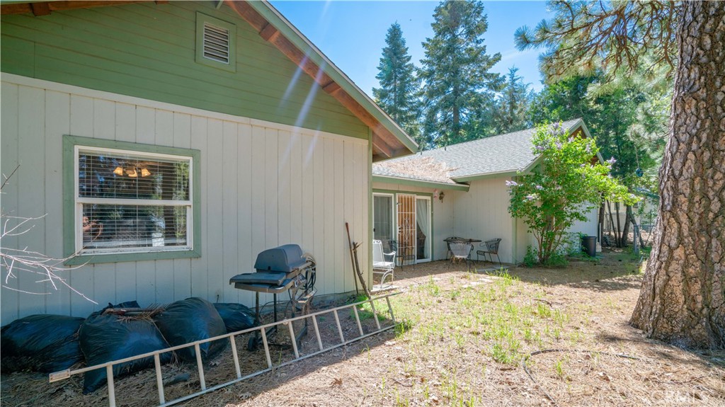 22070 Big Oak Road Cedarpines Park, CA 92322 - Photo 57 of 58 a backyard of a house with table and chairs
