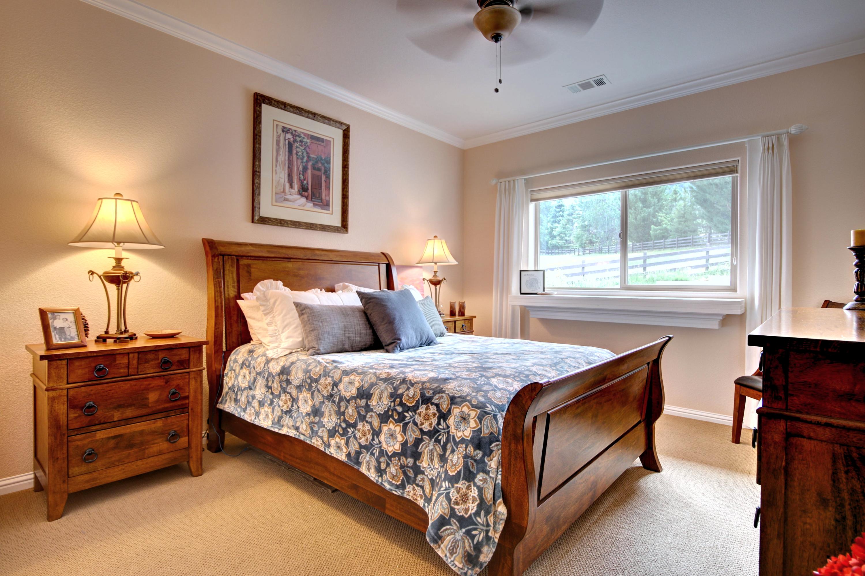 100 Springbrook Drive Grants Pass, OR 97527 - Photo 21 of 57 Guest Bedroom