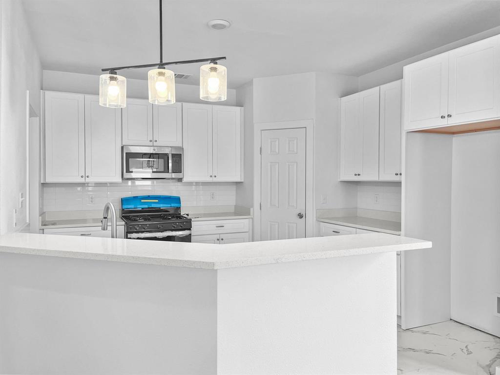 2720 Rochelle Point Irving, TX 75062 - Photo 5 of 21