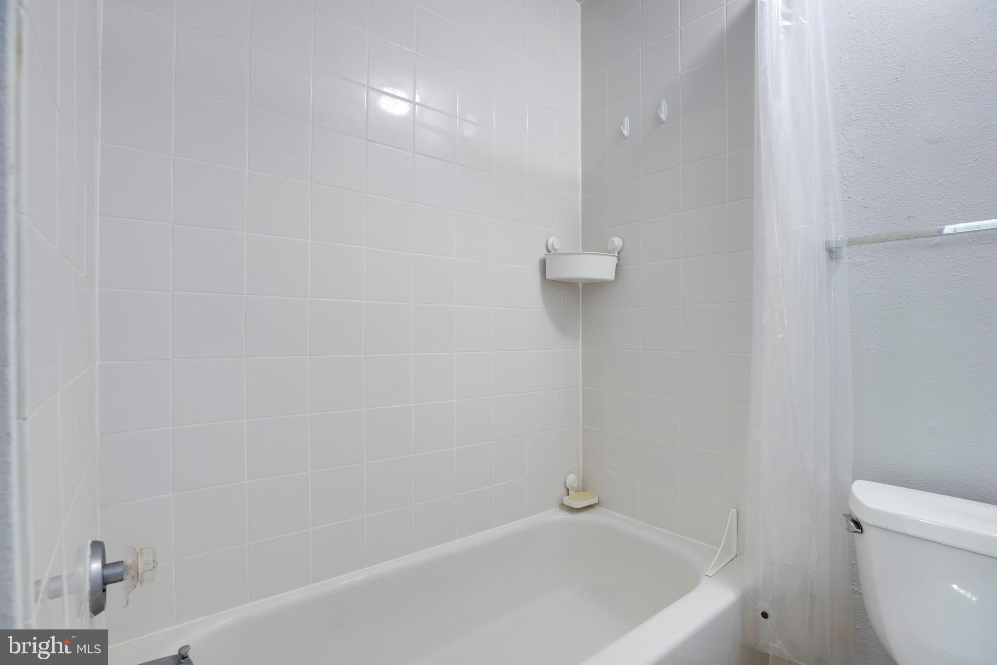 12154 Penderview Terrace, Unit 1231 Fairfax, VA 22033 - Photo 19 of 25 a bathroom with a bathtub and toilet