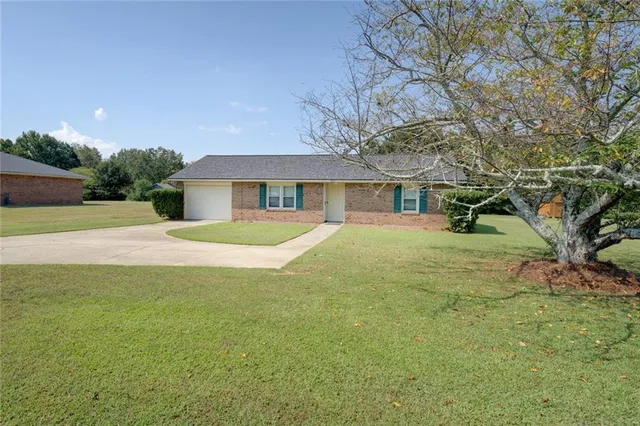 a view of outdoor space yard and porch