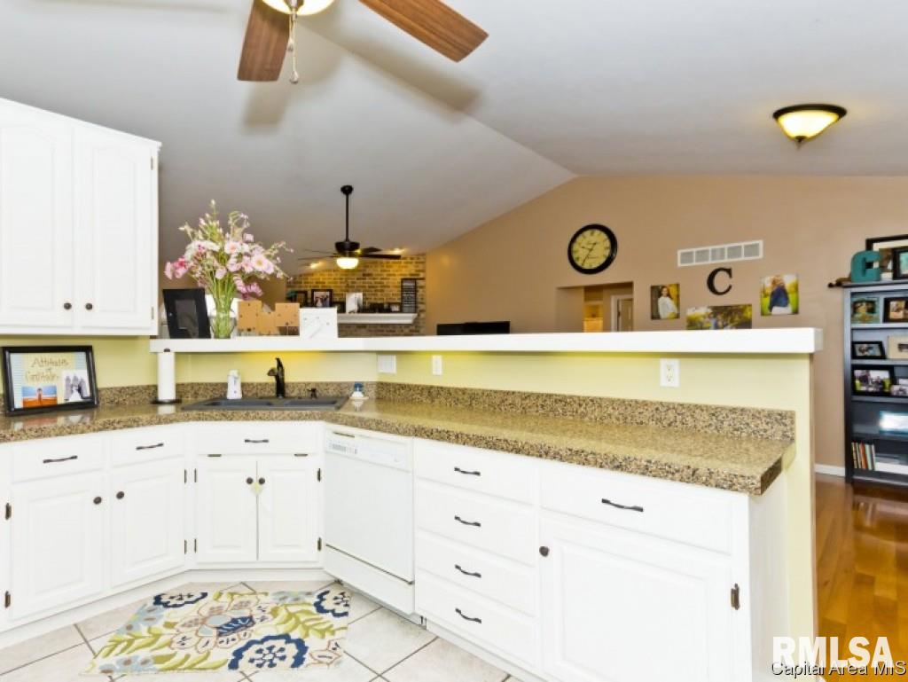 2313 Gander Road Springfield, IL 62711 - Photo 4 of 36