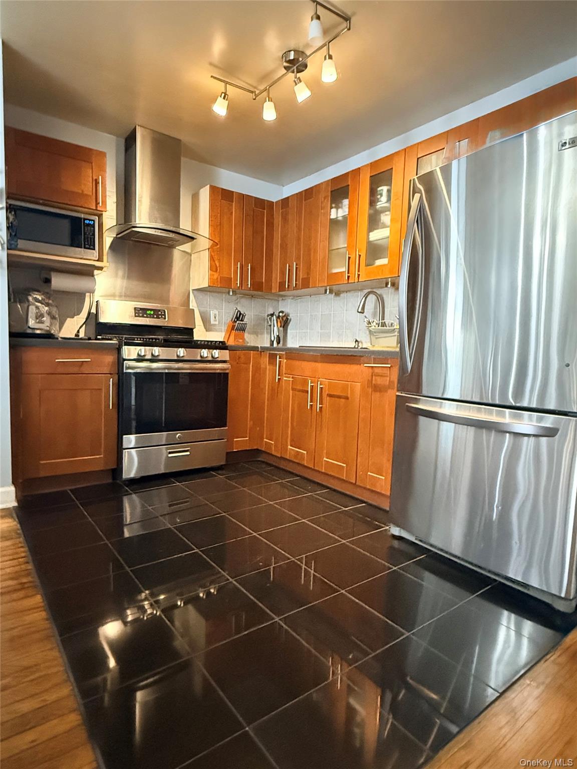 148-39 230th Place Queens, NY 11413 - Photo 6 of 33