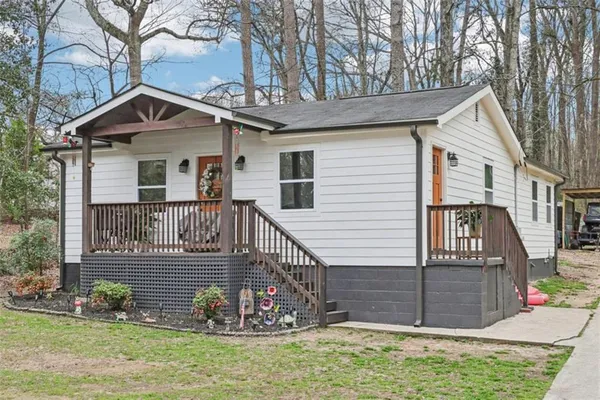 a view of a house with a yard