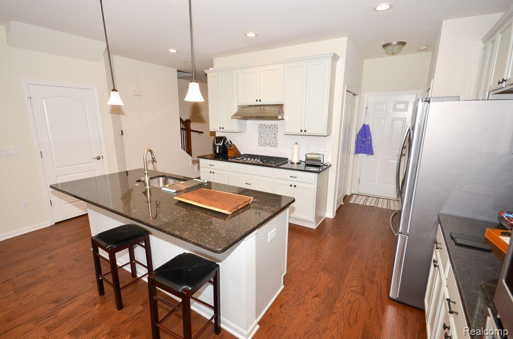 24823 Ivy Road Novi, MI 48375 - Photo 5 of 17