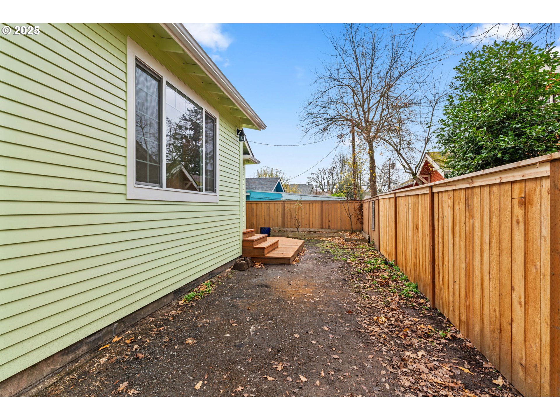 1010 Monroe Street Eugene, OR 97402 - Photo 35 of 40 a backyard of a house with table and chairs