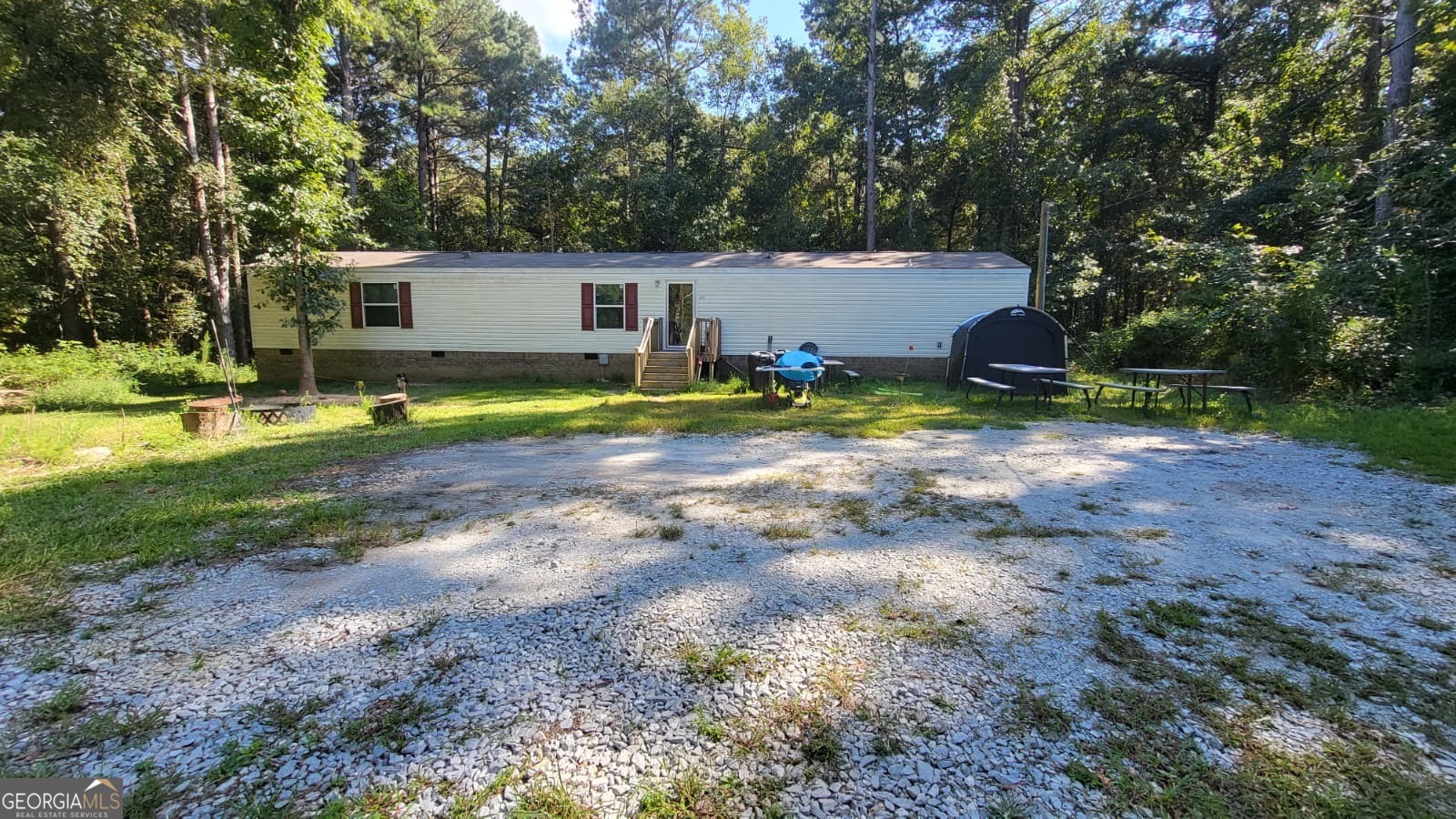 a view of a house with backyard and a tree