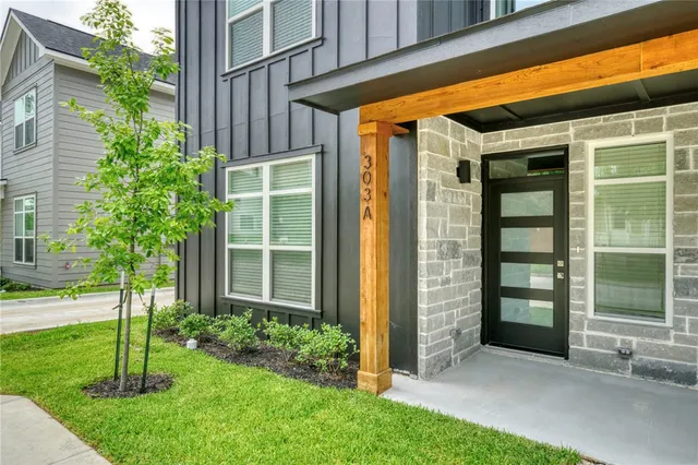 a view of a entrance gate of the house