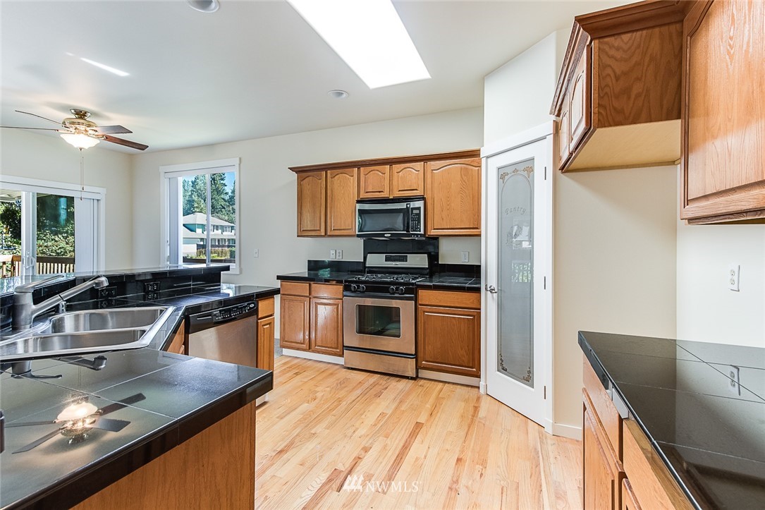 2217 Duvall Avenue Northeast Renton, WA 98059 - Photo 4 of 23