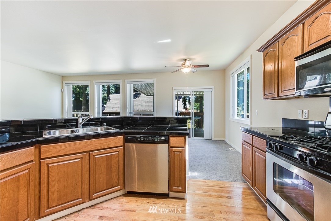 2217 Duvall Avenue Northeast Renton, WA 98059 - Photo 5 of 23