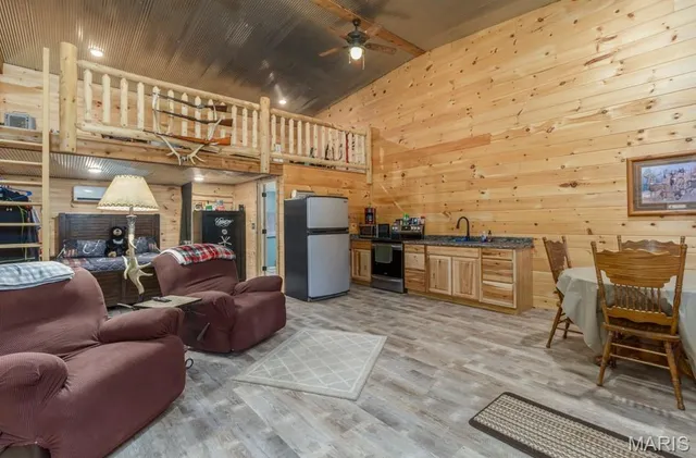 $899,900 | 25243 Highway 32, Lebanon, MO 65536