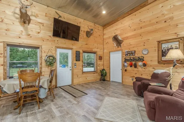 $899,900 | 25243 Highway 32, Lebanon, MO 65536