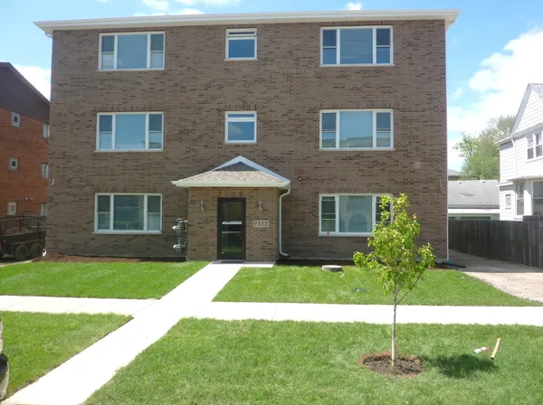 $2,150 | 9522 South 53rd Avenue, Unit 1N, Oak Lawn, IL 60453