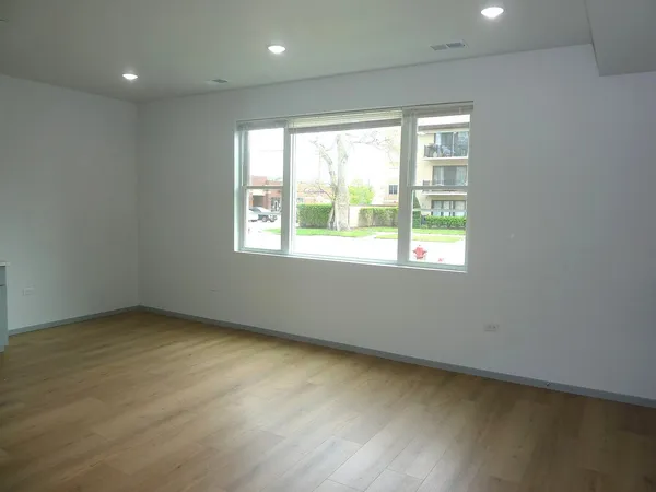 $2,150 | 9522 South 53rd Avenue, Unit 1N, Oak Lawn, IL 60453