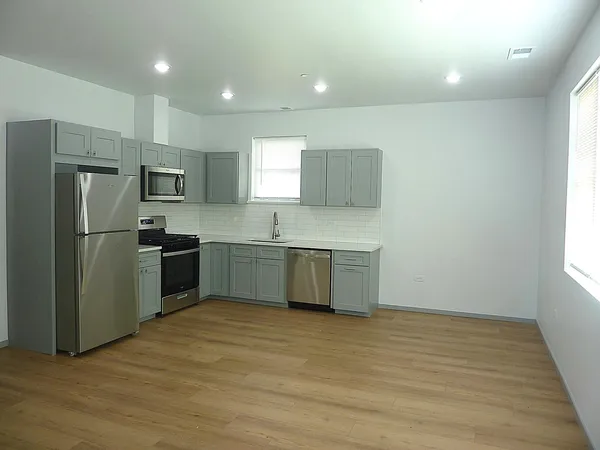 $2,150 | 9522 South 53rd Avenue, Unit 1N, Oak Lawn, IL 60453