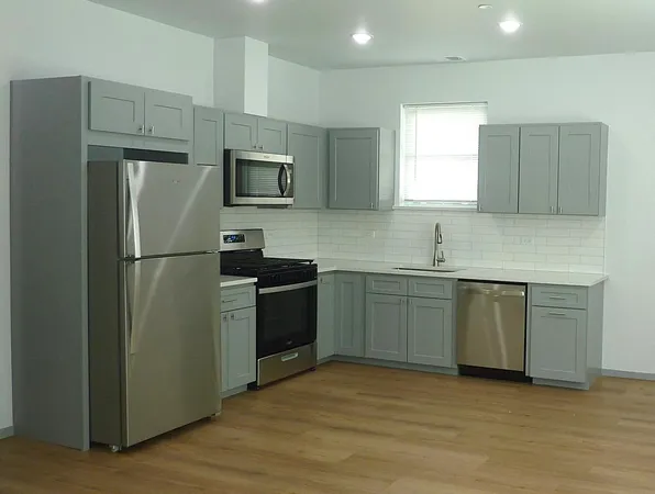 $2,150 | 9522 South 53rd Avenue, Unit 1N, Oak Lawn, IL 60453