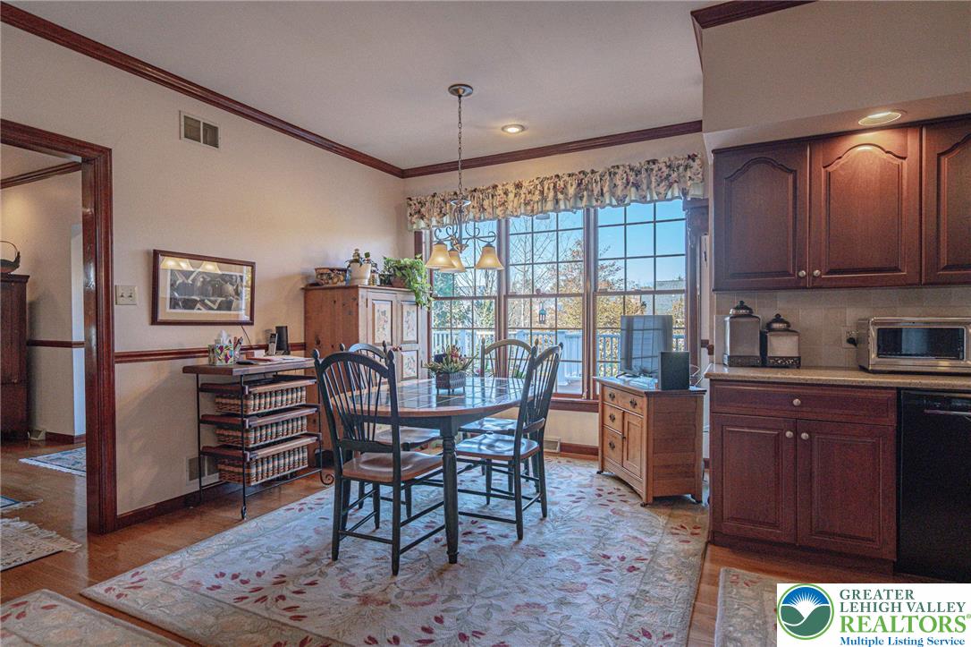 460 Bridle Path Road Bethlehem, PA 18017 - Photo 21 of 59 Large eating area in kitchen