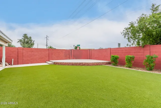 a view of a backyard