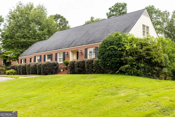 a view of a house with a yard