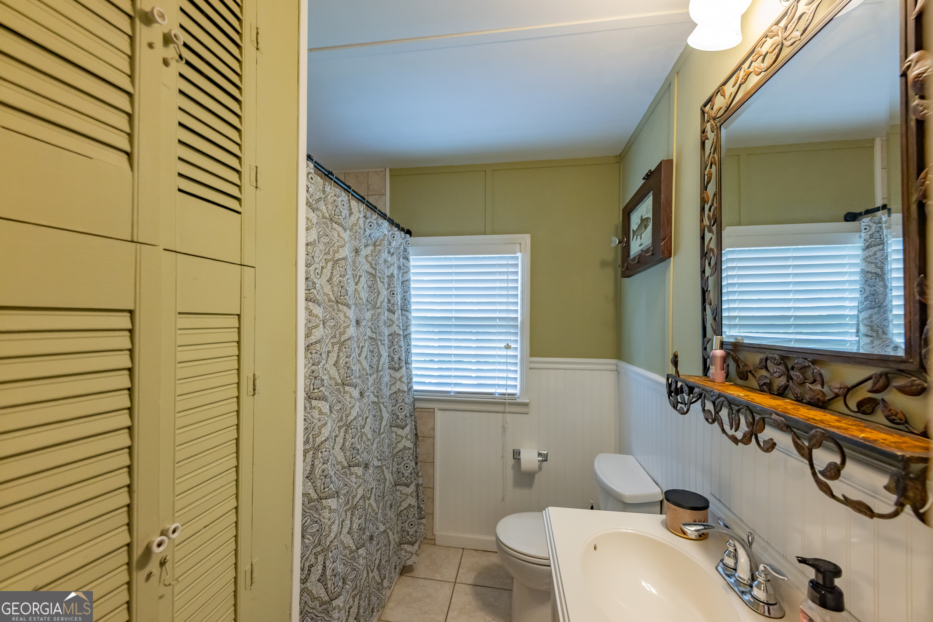 314 Cherokee Road Thomaston, GA 30286 - Photo 19 of 46 a bathroom with a sink and a tub