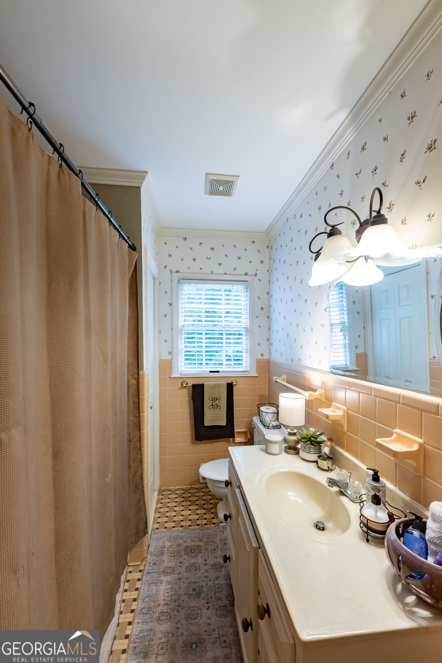 314 Cherokee Road Thomaston, GA 30286 - Photo 21 of 46 a bathroom with a tub sink and mirror